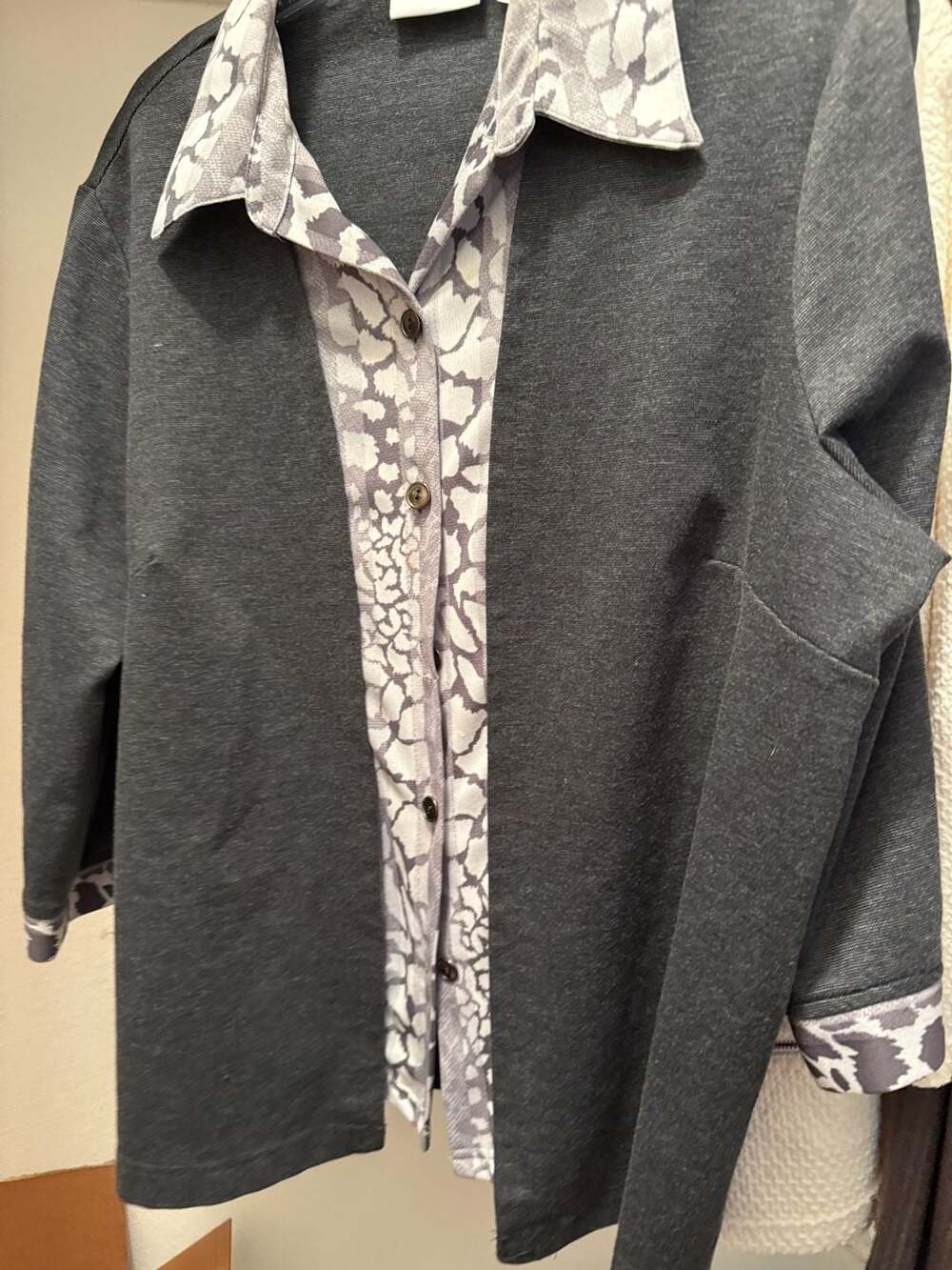 Alfred Dunner Button-Down Shirt Size XL Gray Animal Print